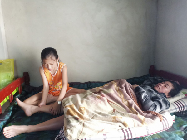 Từ ngày mẹ bị tai nạn, mỗi buổi đi học về em Lê Thị Kim Hoa thường xuyên xoa bóp chân cho mẹ, mong mẹ nhanh khỏi.
