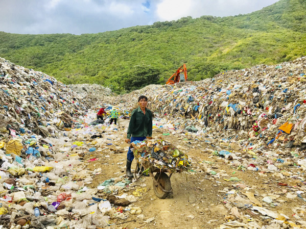 Xử lý hết lượng rác thải sinh hoạt đang tồn đọng và đầu tư nhà máy xử lý rác tại Côn Đảo là một trong 4 nhiệm vụ trọng tâm về BVMT trong năm 2020. Trong ảnh: Công nhân tiếp nhận rác thải mới đưa vào bãi tập trung rác lộ thiên khu vực Bãi Nhát (huyện Côn Đảo).