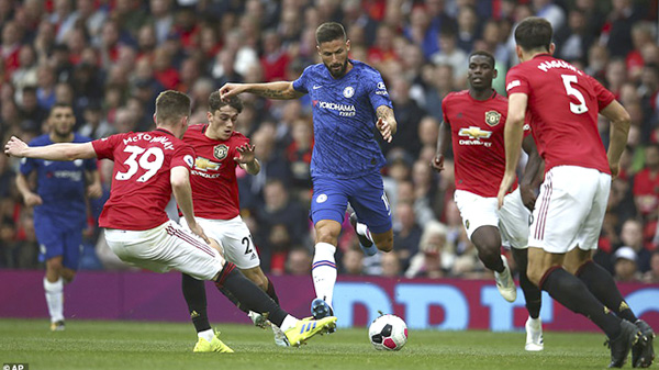 Sự đi xuống của đối thủ Manchester United những mùa gần đây là lời cảnh báo  cho Chelsea nếu không muốn sa lầy vào vết xe đổ.