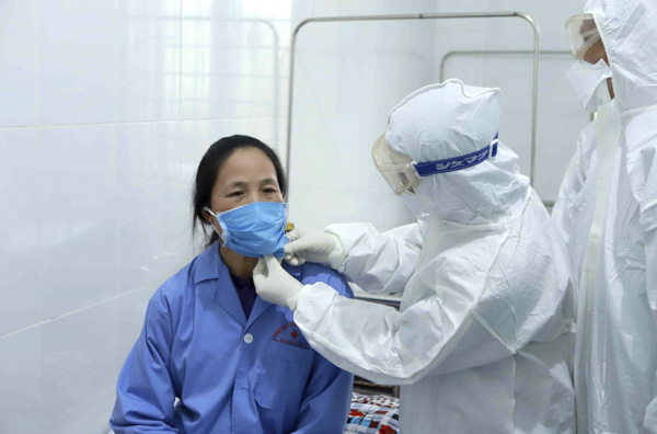 Bác sĩ Đội cơ động Bệnh viện Bạch Mai (Hà Nội) thăm khám bệnh nhân dương tính với COVID-19 tại Trung tâm y tế huyện Bình Xuyên (Vĩnh Phúc). Ảnh: HOÀNG HÙNG