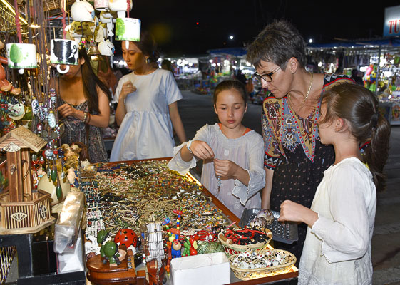 Một nhóm khách nước ngoài mua hàng lưu niệm tại Chợ Du lịch Vũng Tàu.  Ảnh: ĐĂNG KHOA