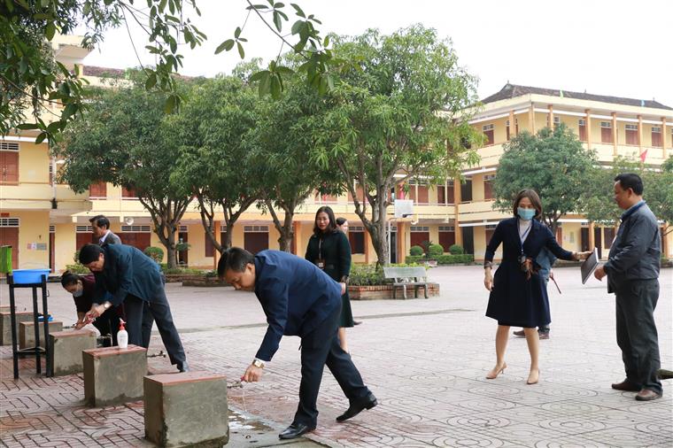 Đoàn công tác của Sở GD và ĐT đi kiểm tra công tác chủ động phòng, chống dịch tại một số trường trên địa bàn