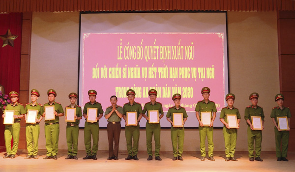 Đại tá Huỳnh Văn Hải (thứ 6, từ trái qua), Phó Giám đốc Công an tỉnh trao quyết định xuất ngũ cho các chiến sĩ.