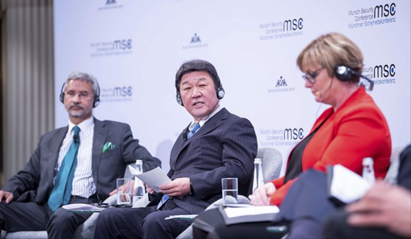 Ngoại trưởng Nhật Bản Motegi Toshimitsu (ngồi giữa) tại Hội nghị An ninh Munich 2020. 