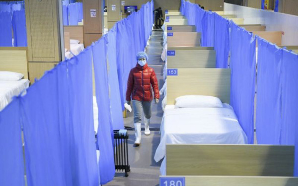 Nhân viên y tế kiểm tra các giường bệnh tại bệnh viện dã chiến ở Vũ Hán, Trung Quốc, ngày 14/2. 