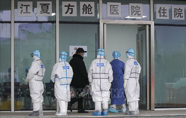 Bệnh nhân nhiễm COVID-19 được đưa tới điều trị tại bệnh viện  dã chiến ở Vũ Hán, tỉnh Hồ Bắc, Trung Quốc, ngày 14/2/2020. (Nguồn: THX)