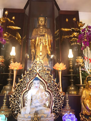 Tượng Phật A Di Đà và tượng Đức Phật Thích Ca Mâu Ni ở chính điện. 