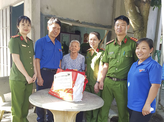 Chi đoàn Phòng PC06 tặng quà cho bà Nguyễn Thị Ba (tổ 3, ấp Phong Phú, xã Long Phước, TP. Bà Rịa)  nhân dịp Tết Canh Tý 2020.