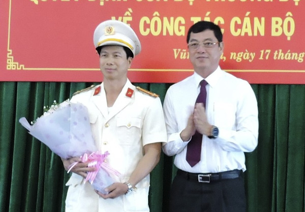 Ông Trần Đình Khoa, Ủy viên Ban Thường vụ Tỉnh ủy, Bí thư Thành ủy Vũng Tàu tặng hoa chúc mừng Thượng tá  Nguyễn Văn Luyện. 