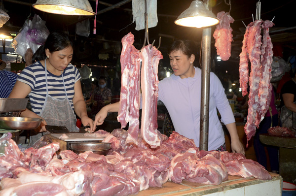 Người dân mua thịt heo tại chợ Năm Tầng, TP. Vũng Tàu.