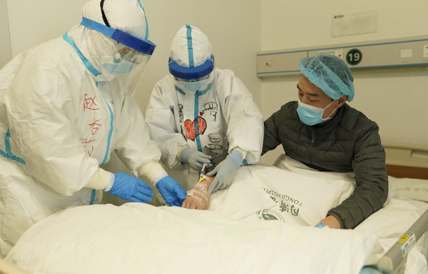 Điều trị cho bệnh nhân nhiễm COVID-19 tại bệnh viện ở Vũ Hán, Trung Quốc.