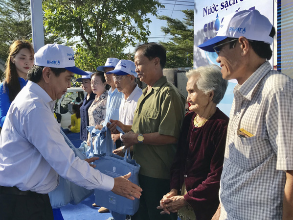 Ông Lê Tuấn Quốc, Phó Chủ tịch UBND tỉnh tặng túi vải cho người dân sống xung quanh hồ chứa nước tại lễ mít tinh ra quân tuyên truyền bảo vệ môi trường các hồ chứa nước diễn ra tại huyện Xuyên Mộc tháng 9/2019.