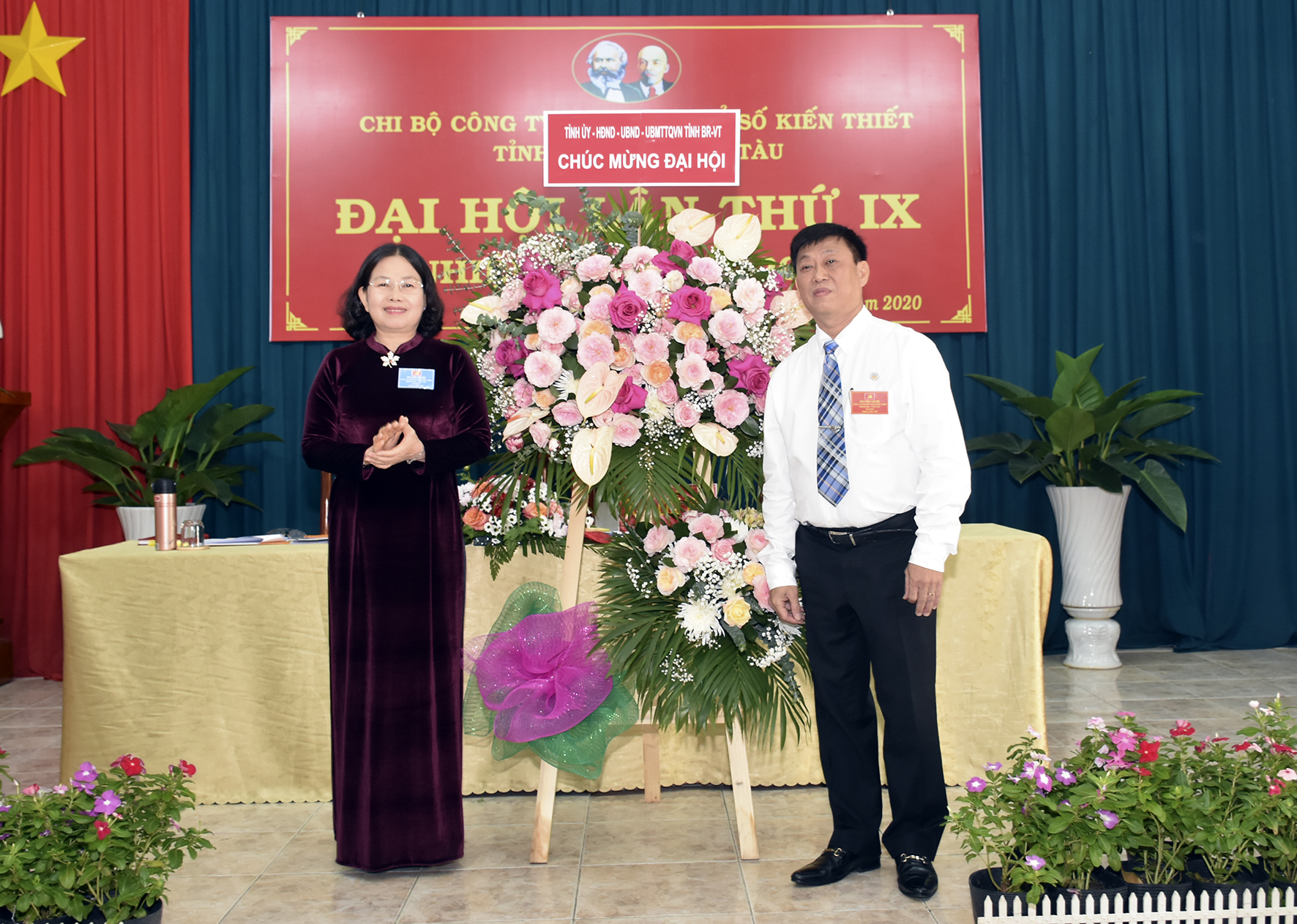 Đồng chí Nguyễn Thị Yến, Phó Bí thư Thường trực Tỉnh ủy, Trưởng Đoàn ĐBQH tỉnh tặng hoa chúc mừng Đại hội.