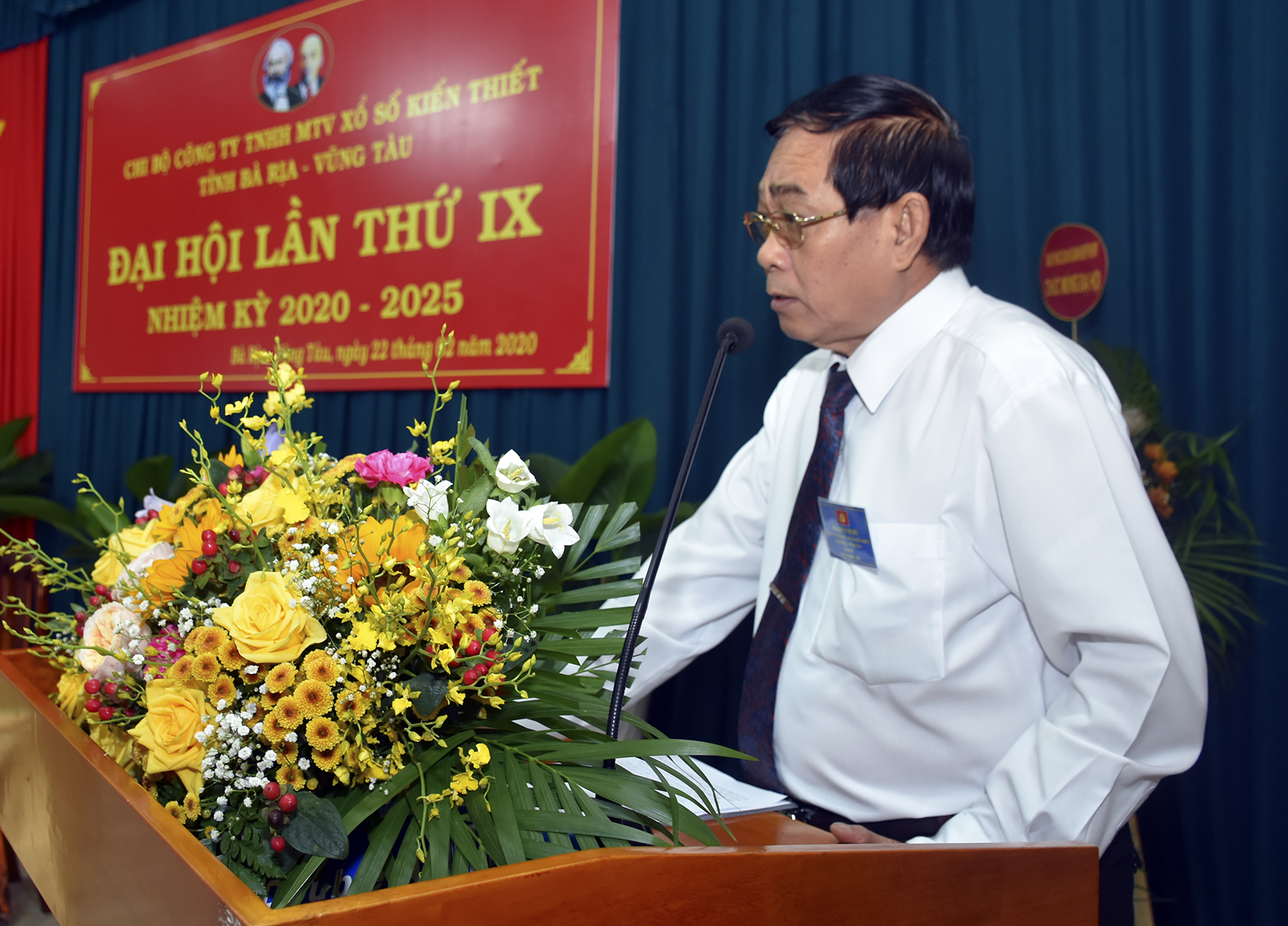 Đồng chí Dương Minh Tú, Bí thư Chi bộ, Chủ tịch HĐQT, Giám đốc Công ty TNHH MTV Xổ số kiến thiết tỉnh trình bày Báo cáo chính trị tại Đại hội.