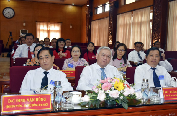 Đồng chí Đinh Văn Hùng (bìa trái), Tỉnh ủy viên, Bí thư Đảng ủy Khối Cơ quan và DN tỉnh tham dự Đại hội.
