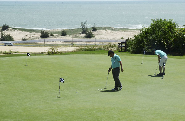 Mỗi ngày sân golf The Bluffs Hồ Tràm cần 3.000m3 nước để tưới cỏ, mảng xanh. 