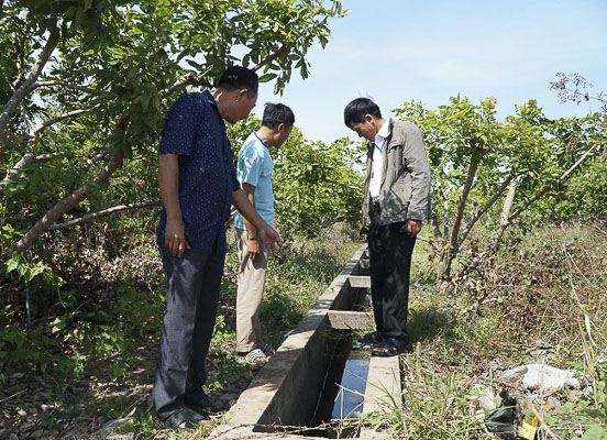Hệ thống kênh mương tại ấp Trang Hoàng, xã Bông Trang, huyện Xuyên Mộc hầu như không có nước hoặc rất ít, không đủ phục vụ nhu cầu tưới cây của nông dân.            