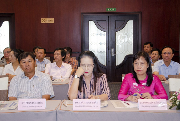 Từ trái qua: Lãnh đạo Hội Nhà báo tỉnh, Đài PT-TH, Báo Bà Rịa – Vũng Tàu tham dự Hội nghị.
