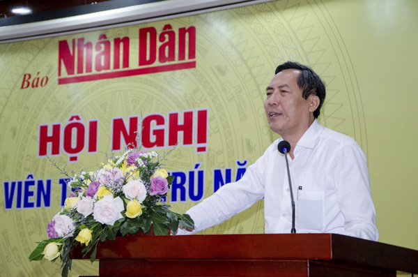 Ông Thuận Hữu, Ủy viên Trung ương Đảng, Tổng Biên tập, Báo Nhân Dân, Phó Trưởng Ban Tuyên Giáo Trung ương, Chủ tịch Hội Nhà Báo Việt Nam, phát biểu tại Hội nghị.