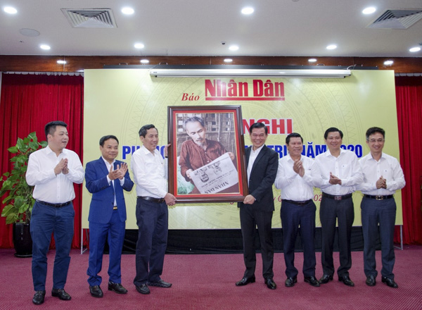 Ban Biên tập Báo Nhân Dân tặng bức chân dung Chủ tịch Hồ Chí Minh cho tỉnh BR-VT. Ảnh: MẠNH THẮNG