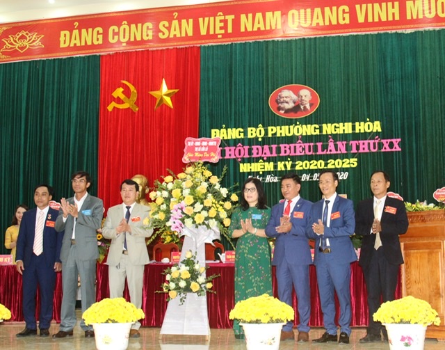 Lãnh đạo TX Cửa Lò tặng hoa chúc mừng Đại hội