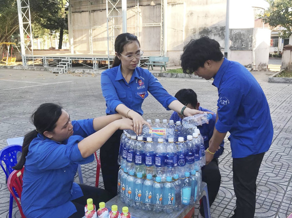 ĐVTN xã Kim Long tái chế vỏ chai nước suối thành thùng rác thân thiện môi trường. 