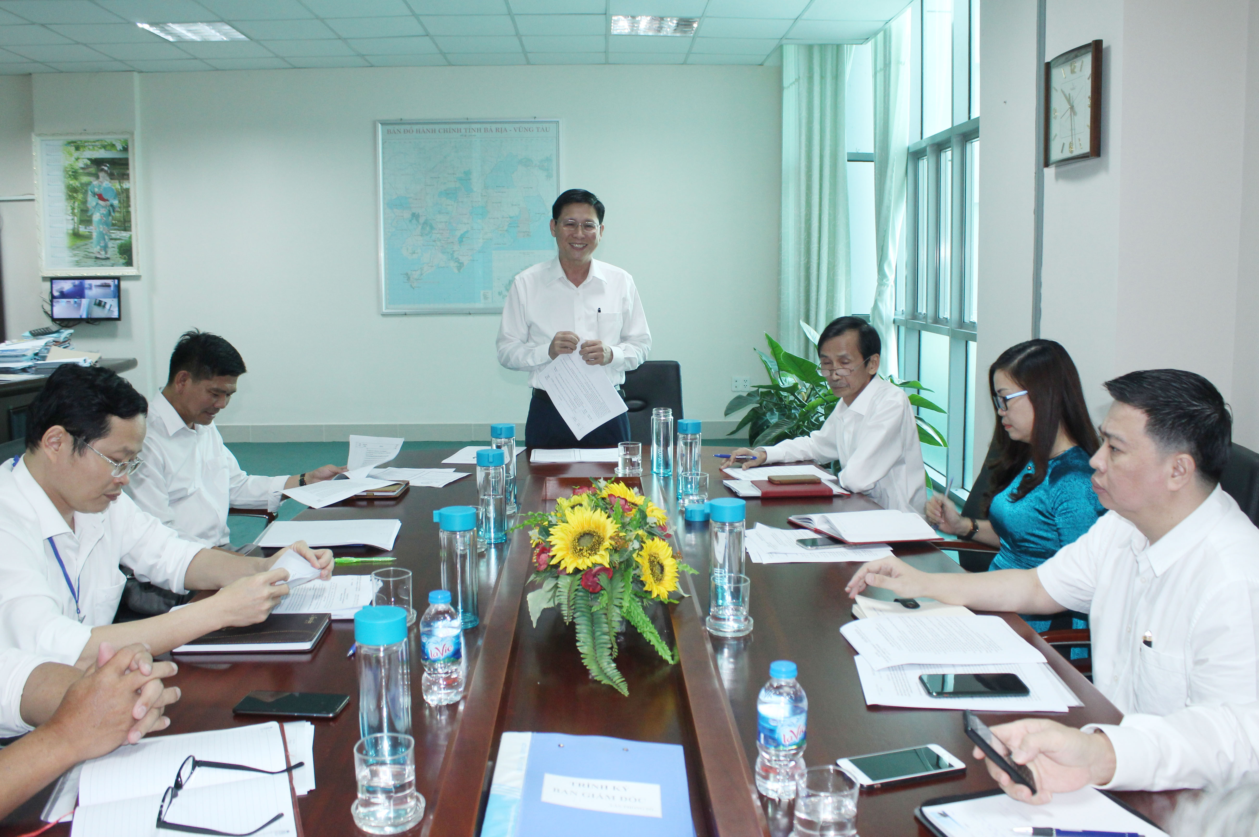 Ông Lê Ngọc Khánh, Bí thư Đảng ủy, Giám đốc Sở Tài chính chủ trì cuộc họp với các Bí thư chi bộ trực thuộc để rà soát công tác chuẩn bị Đại hội Đảng bộ Sở.