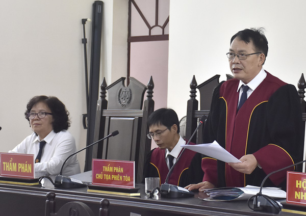 Chủ tọa phiên tòa - Thẩm phán Tạ Quốc Việt đọc bản án tuyên phạt bị cáo Lê Bảo Chiêu 18 năm tù.