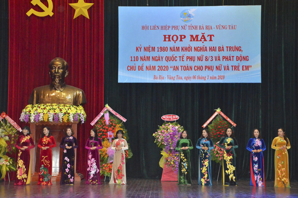 Cán bộ Hội LHPN tỉnh trình diễn bộ sưu tập áo dài chủ đề “Sắc Xuân” trên chất liệu vải nhung của nhà thiết kế Việt Hùng.