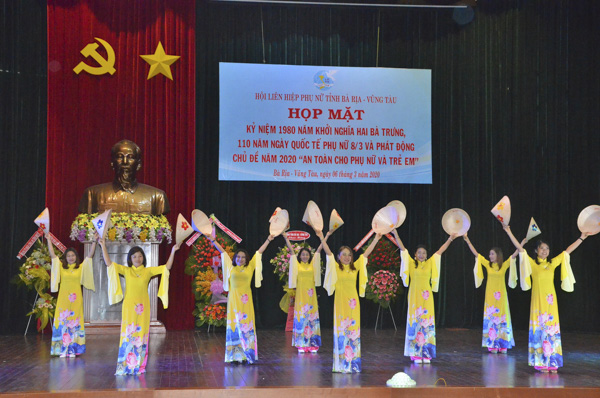 Hội LHPN huyện Châu Đức biểu diễn tiết mục văn nghệ “Việt Nam quê hương tôi” tại buổi họp mặt.