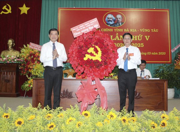 Đồng chí Nguyễn Hồng Lĩnh, Ủy viên Trung ương Đảng, Bí thư Tỉnh ủy, Chủ tịch HĐND tỉnh tặng hoa chúc mừng Đại hội. 