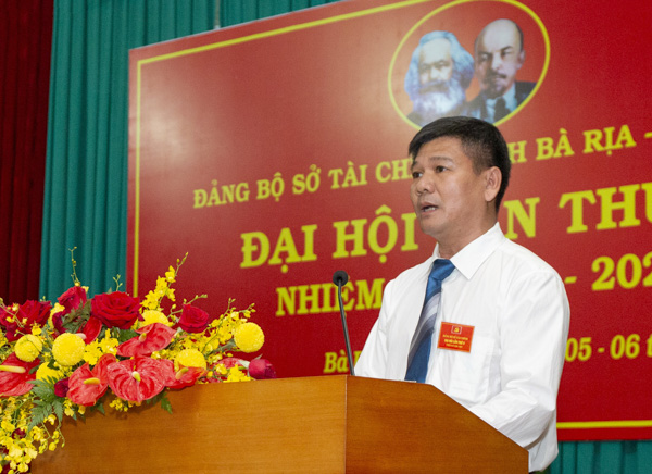 Đồng chí Lê Thế Thời, Phó Bí thư Đảng bộ, Phó Giám đốc Sở Tài chính trình bày Báo cáo chính trị tại Đại hội.