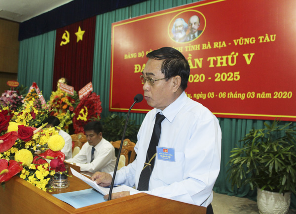 Đồng chí Đinh Văn Hùng, Tỉnh ủy viên, Bí thư Đảng ủy Khối Cơ quan và DN tỉnh phát biểu chỉ đạo tại Đại hội.