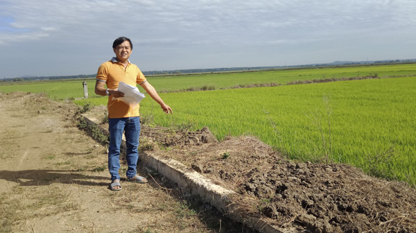 Phần đất ruộng của gia đình ông Nguyễn Công Hòa bị đổ đất lấn chiếm trong quá trình  thi công hệ thống tuyến kênh Bà Đáp.