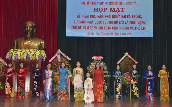 Cán bộ Hội LHPN tỉnh trình diễn bộ sưu tập áo dài chủ đề “Sắc Xuân” trên chất liệu vải nhung của nhà thiết kế áo dài Việt Hùng.