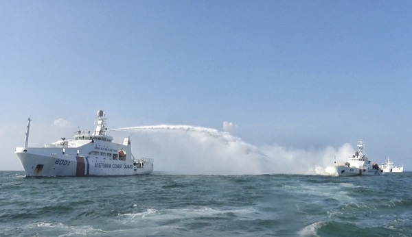 Tàu của BTLVCSB 3 tham gia diễn tập trên biển.