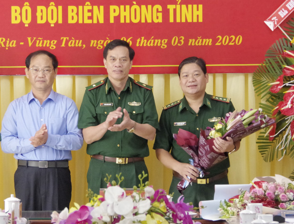 Ông Mai Ngọc Thuận, Phó Chủ tịch HĐND tỉnh (thứ 2, từ trái), Thiếu tướng Hoàng Đăng Nhiễu, Phó Tư lệnh BĐBP (giữa) tặng hoa, chúc mừng Thượng tá Nguyễn Hùng Sơn được bổ nhiệm giữ chức vụ Chỉ huy trưởng Bộ Chỉ huy BĐBP tỉnh.
