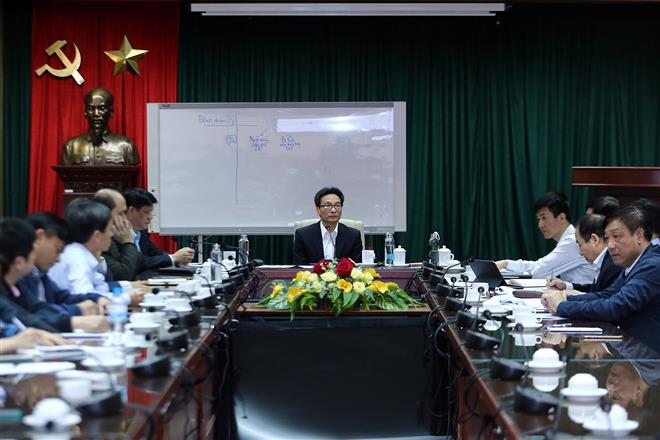 Phó Thủ tướng Vũ Đức Đam, Trưởng Ban Chỉ đạo Quốc gia phòng chống bệnh viêm đường hô hấp cấp do chủng mới của virus Corona chủ trì cuộc họp. Ảnh: VGP/Đình Nam