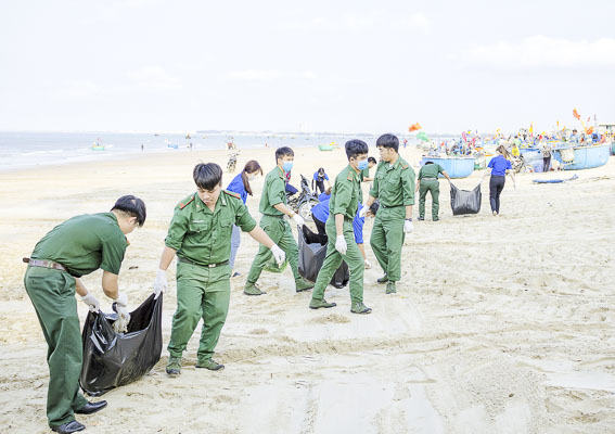Đoàn viên thanh niên Chi đoàn Đồn Biên phòng Phước Tỉnh và Đoàn cơ sở TT. Long Hải thu gom rác tại khu vực bờ biển Dinh Cô. Ảnh: TRẦN TRÀ