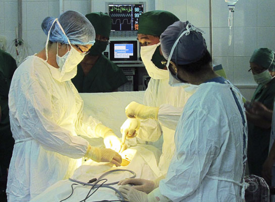 Các bác sĩ Bệnh viện Lê Lợi thực hiện ca phẫu thuật cho bệnh nhân. Ảnh: MINH THIÊN
