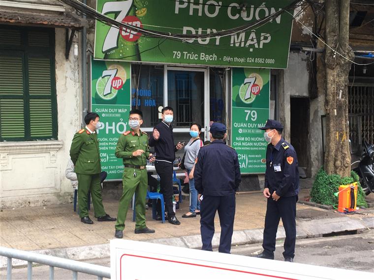 Lực lượng chức năng đảm bảo an ninh tại chốt cách ly - Ảnh: Internet