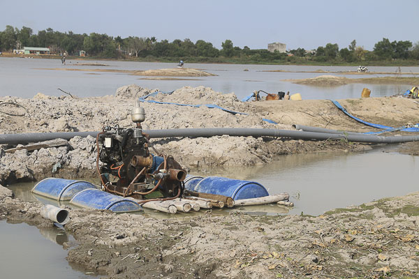 Hệ thống ống bơm hút cát vẫn còn để tại hiện trường lòng hồ Châu Pha (ảnh chụp ngày 8/3).