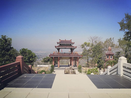 Khung cảnh tuyệt đẹp nhìn từ chánh điện chùa Linh Sơn Bửu Thiền thu hút nhiều bạn trẻ đến “check-in”. Ảnh: CTV 