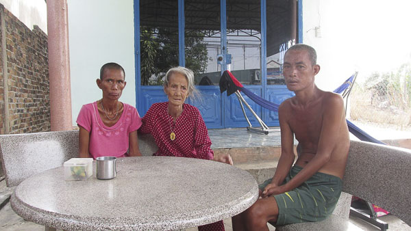 Bà Ngô Thị Đính (thôn Tân Ro, xã Châu Pha, TX. Phú Mỹ) cùng 2 người con bệnh tật.                              