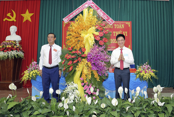 Đồng chí Đặng Minh Thông, Tỉnh ủy viên, Bí thư Thành ủy Bà Rịa tặng lẵng hoa chúc mừng Đại hội.