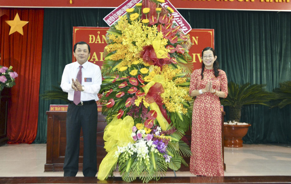 Đồng chí Hồ Văn Lợi, Tỉnh ủy viên, Bí thư Huyện ủy Đất Đỏ tặng hoa chúc mừng Đại hội.