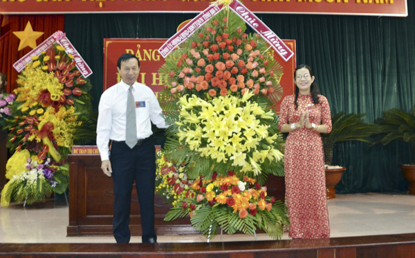 Đồng chí Lê Văn Cường, Phó Trưởng Ban Tổ chức Tỉnh ủy tặng hoa chúc mừng Đại hội.