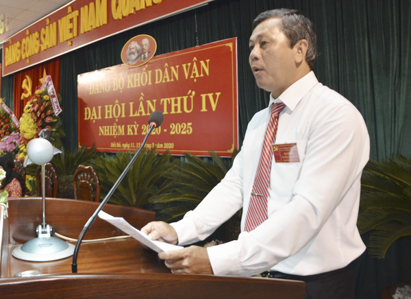 Đồng chí Phạm Văn Xum, Phó Bí thư Đảng ủy Khối Dân vận huyện Đất Đỏ  trình bày báo cáo chính trị tại Đại hội.