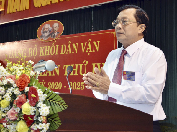 Đồng chí Hồ Văn Lợi, Tỉnh ủy viên, Bí thư Huyện ủy Đất Đỏ phát biểu chỉ đạo Đại hội. 