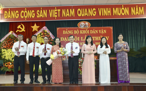 Đồng chí Hồ Văn Lợi, Tỉnh ủy viên, Bí thư Huyện ủy tặng hoa chúc mừng Ban Chấp hành Đảng bộ Khối Dân vận huyện Đất Đỏ khóa IV, nhiệm kỳ 2020-2025.